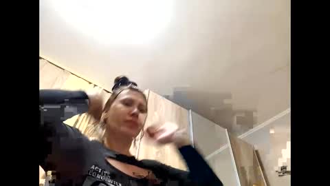 Snapshot of roxolanaa_sexy chatting on April 2026 04:37:01 PM ROXOLANAA SEXY online show from April 2026 04:37:01 PM