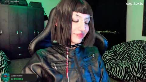 Snapshot of roxy_toxic chatting on October 2025 01:39:01 AM Roxy Independient model Help me to reach 50 thumbs up online show from October 2025 01:39:01 AM