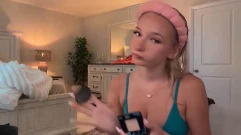 Snapshot of roxyrain2736 chatting on November 2025 03:25:01 PM Roxy Rain online show from November 2025 03:25:01 PM