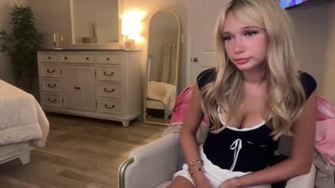 Snapshot of roxyrain2736 chatting on April 2026 01:34:02 AM Roxy Rain online show from April 2026 01:34:02 AM