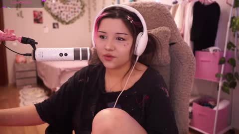 Snapshot of roxysuh chatting on April 2026 07:28:01 AM roxysuh online show from April 2026 07:28:01 AM