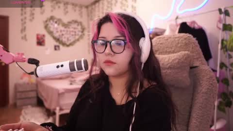 Snapshot of roxysuh chatting on April 2026 07:27:01 AM roxysuh online show from April 2026 07:27:01 AM