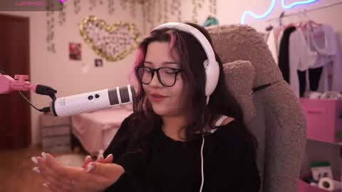 Snapshot of roxysuh chatting on April 2026 07:35:01 AM roxysuh online show from April 2026 07:35:01 AM