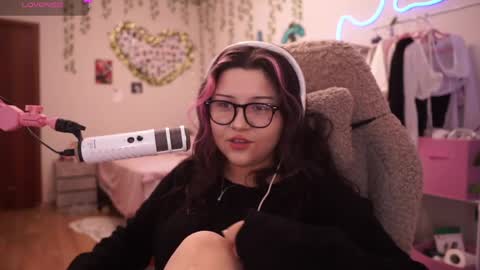 Snapshot of roxysuh chatting on April 2026 07:45:01 AM roxysuh online show from April 2026 07:45:01 AM