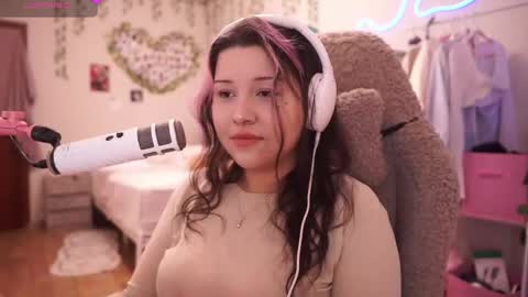 Snapshot of roxysuh chatting on April 2026 07:42:02 AM roxysuh online show from April 2026 07:42:02 AM