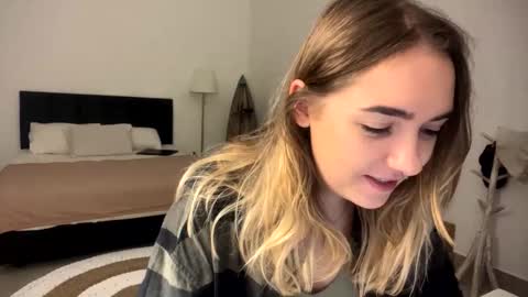 Snapshot of roxysweetdream chatting on March 2026 09:07:02 PM Roxy online show from March 2026 09:07:02 PM