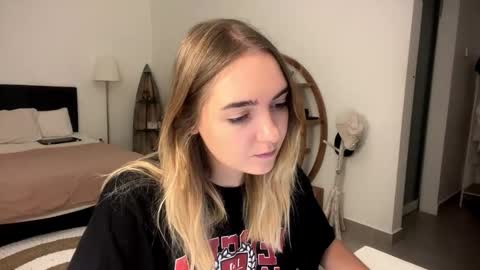 Snapshot of roxysweetdream chatting on March 2026 07:41:02 PM Roxy online show from March 2026 07:41:02 PM