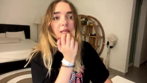 Snapshot of roxysweetdream chatting on March 2026 06:19:02 PM Roxy online show from March 2026 06:19:02 PM