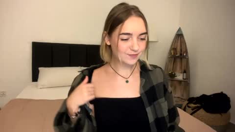 Snapshot of roxysweetdream chatting on April 2026 01:34:01 PM Roxy online show from April 2026 01:34:01 PM