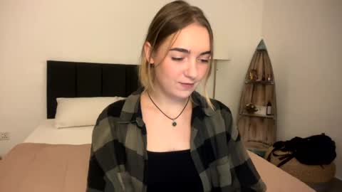 Snapshot of roxysweetdream chatting on April 2026 01:41:01 PM Roxy online show from April 2026 01:41:01 PM