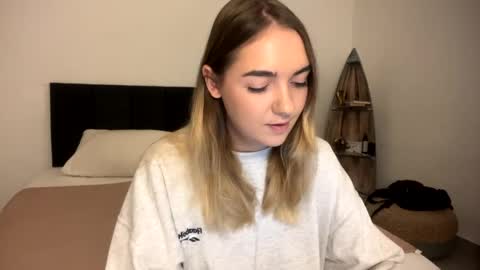 Snapshot of roxysweetdream chatting on April 2026 01:31:01 PM Roxy online show from April 2026 01:31:01 PM