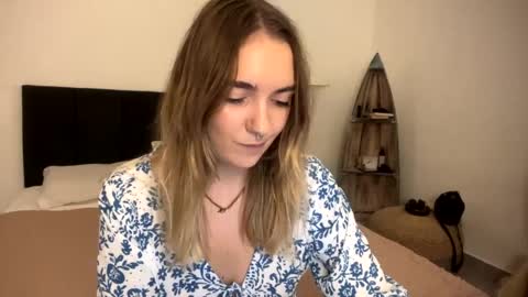 Snapshot of roxysweetdream chatting on April 2026 01:33:02 PM Roxy online show from April 2026 01:33:02 PM