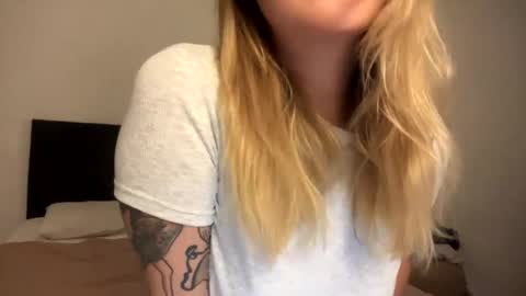 Snapshot of roxysweetdream chatting on April 2026 01:27:02 PM Roxy online show from April 2026 01:27:02 PM