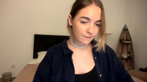 Snapshot of roxysweetdream chatting on April 2026 01:27:02 PM Roxy online show from April 2026 01:27:02 PM