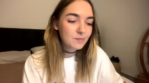 Snapshot of roxysweetdream chatting on April 2026 01:29:02 PM Roxy online show from April 2026 01:29:02 PM