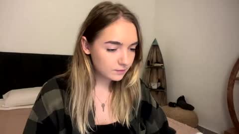 Snapshot of roxysweetdream chatting on April 2026 01:45:02 PM Roxy online show from April 2026 01:45:02 PM