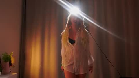Snapshot of rue_novella chatting on October 2025 03:10:01 PM Mila online show from October 2025 03:10:01 PM