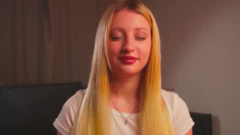 Snapshot of rue_novella chatting on October 2025 03:13:01 PM Mila online show from October 2025 03:13:01 PM