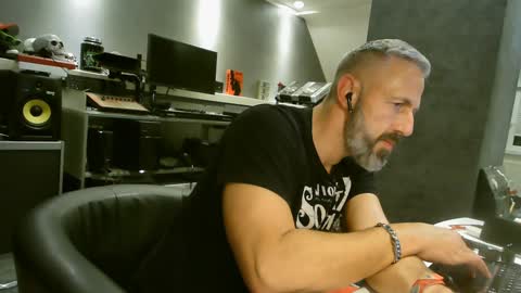 Chico que rico Caliente online show from January 2025 02:37:01 PM