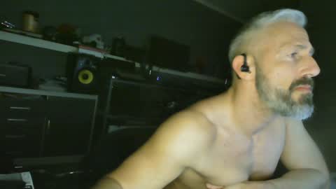 Chico que rico Caliente online show from January 2025 02:02:01 AM