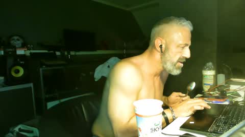 Snapshot of ruffi77 chatting on April 2026 06:19:01 AM Chico que rico Caliente online show from April 2026 06:19:01 AM