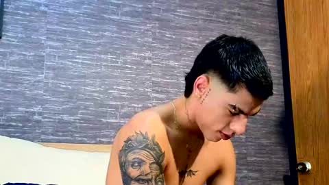 Snapshot of russell_adams_ chatting on February 2025 02:40:01 AM R U S S E L L online show from February 2025 02:40:01 AM