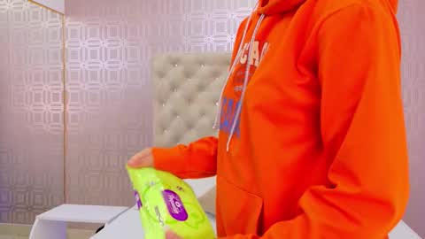 Saara Brown online show from November 2025 12:14:02 PM