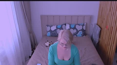 Sabrina MacMarren online show from April 2026 01:12:01 PM