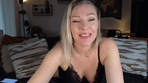 sacha__xx online show from February 2025 01:11:02 PM