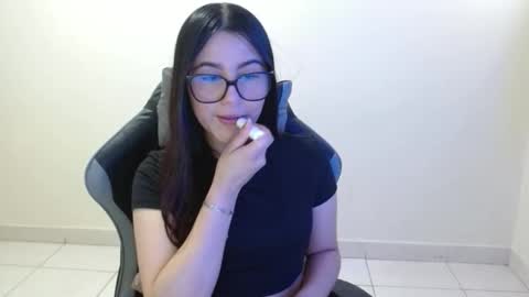 Sahaliefox  online show from November 2025 04:06:01 PM