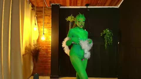 Snapshot of sahra_tayl0r_ chatting on December 2025 06:01:02 PM SARA online show from December 2025 06:01:02 PM