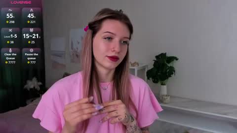 Snapshot of sallymiddough chatting on July 2026 01:33:01 AM Lily online show from July 2026 01:33:01 AM