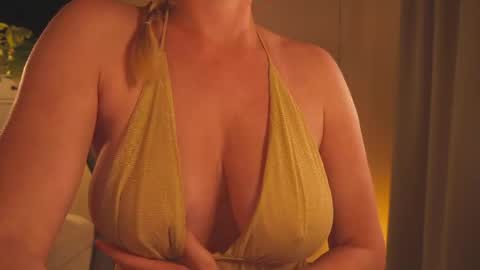 Snapshot of saltedhoney chatting on April 2026 06:27:01 PM IsaBella- online show from April 2026 06:27:01 PM