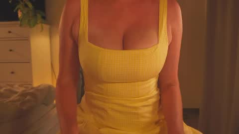 Snapshot of saltedhoney chatting on May 2026 07:37:02 PM IsaBella- online show from May 2026 07:37:02 PM