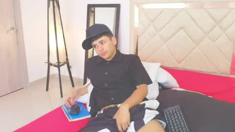 sam_tnt9 online show from May 2026 05:33:01 PM