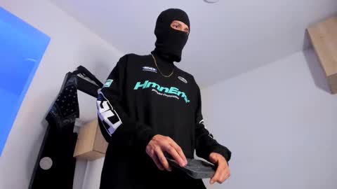   online show from October 2025 04:45:02 AM