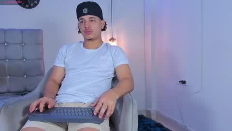 Snapshot of samxx_muscle chatting on November 2025 12:48:02 PM samxx_muscle online show from November 2025 12:48:02 PM