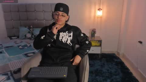 Snapshot of samxx_muscle chatting on November 2025 01:43:01 PM samxx_muscle online show from November 2025 01:43:01 PM