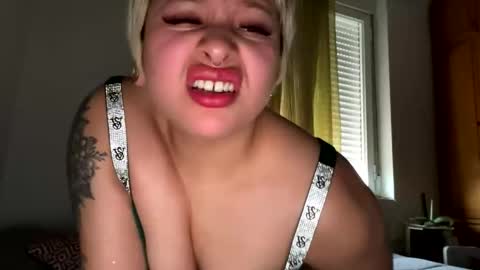 Snapshot of samymoon3 chatting on April 2026 08:06:01 AM Samymoon online show from April 2026 08:06:01 AM