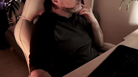 Snapshot of sanders_white chatting on December 2024 01:56:01 AM Sanders online show from December 2024 01:56:01 AM