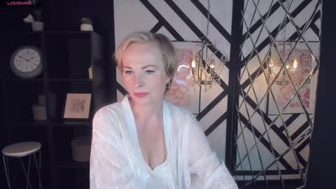 Snapshot of sandra_kind chatting on January 2025 08:32:02 AM Sandra online show from January 2025 08:32:02 AM