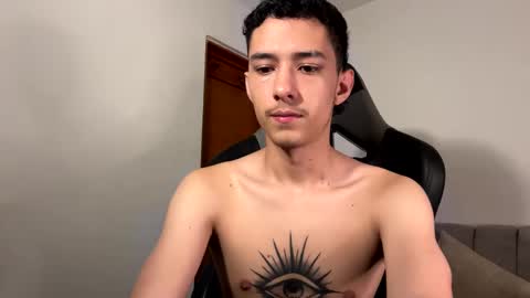 santi_twink19 online show from January 2025 01:09:01 PM