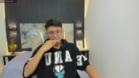 santiago_russo18 online show from September 2025 12:38:02 PM