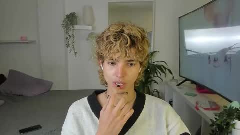 Snapshot of santy_kitty chatting on October 2025 04:24:01 AM kitty online show from October 2025 04:24:01 AM