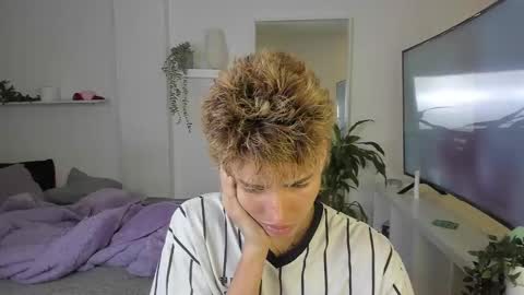 Snapshot of santy_kitty chatting on October 2025 01:20:02 AM kitty online show from October 2025 01:20:02 AM