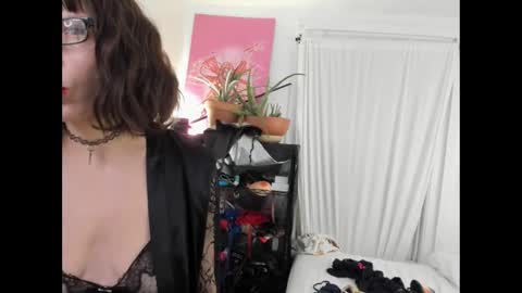 Snapshot of saradesirexo chatting on February 2025 01:33:01 AM Sara Desire online show from February 2025 01:33:01 AM