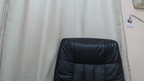 saradorj92 online show from November 2025 09:05:02 PM