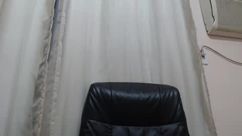 saradorj92 online show from November 2025 06:18:02 AM