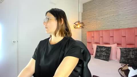 Sarah Deyvis online show from September 2025 02:33:01 PM