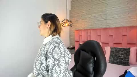 Sarah Deyvis online show from October 2025 01:06:02 PM